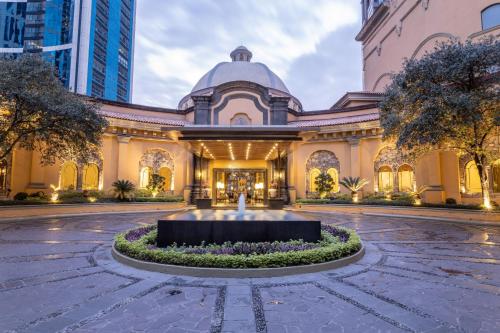 budynek z fontanną na środku dziedzińca w obiekcie Quinta Real Monterrey w mieście Monterrey