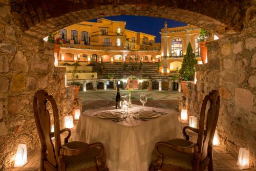 a table in the courtyard of a building at Quinta Real Zacatecas in Zacatecas