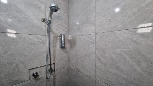 y baño con ducha con cabezal de ducha. en Agua Azul by Airhome en Monterrey