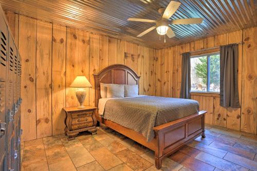 sypialnia z łóżkiem i wentylatorem sufitowym w obiekcie Cozy Summerville Cabin Private Hot Tub, Fire Pit! w mieście Summerville