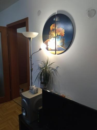 a living room with a lamp and a tv at Jasna Apartman in Vrnjačka Banja