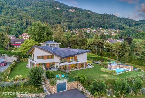 een luchtzicht op een huis in de bergen bij Montreux Holiday Home in Montreux