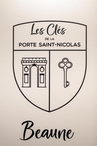 a shield with the symbols of the acropolis and the gate to the pantheon at Les Clés de La porte Saint-Nicolas - Parking - Centre in Beaune