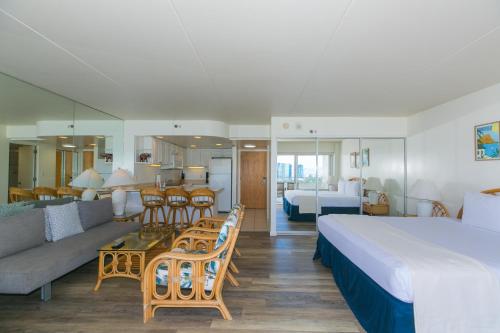 une chambre d'hôtel avec un grand lit et un salon dans l'établissement Ilikai Tower 2141 Yacht Harbor View 1BR, à Honolulu