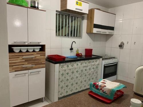 uma cozinha com armários brancos e uma bancada em Condomínio Portal de Maragogi- Flats duplex super aconchegantes e confortáveis em Maragogi