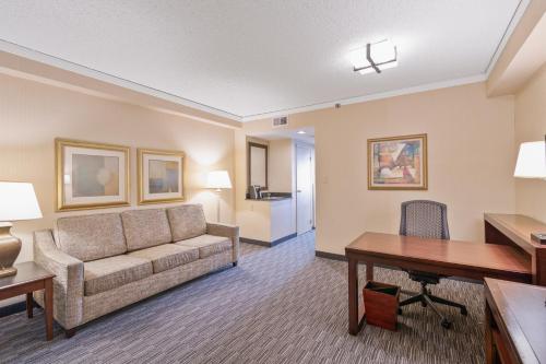 A seating area at Harmony Suites Secaucus Meadowlands