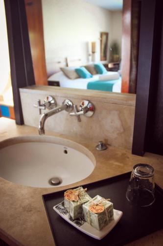 a bathroom with a sink and a mirror at La Perle du Lagon in Le François