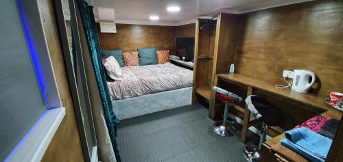 Katil atau katil-katil dalam bilik di Adorable private suite with free street parking