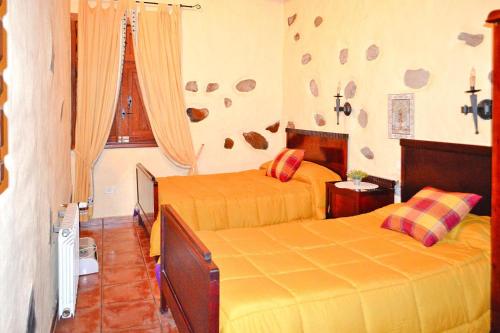 um quarto com 2 camas e uma janela em Apartment in Moya with communal pool em Moya