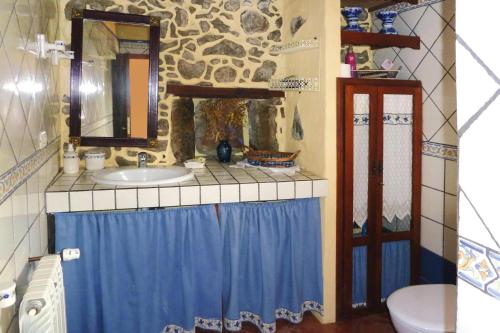 uma casa de banho com um lavatório e uma cortina de chuveiro azul em Apartment in Moya with communal pool em Moya