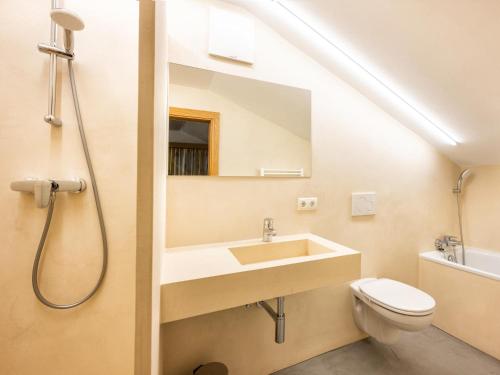 ein Bad mit einem Waschbecken und einem WC in der Unterkunft Apartment house Sylvia, Flachau in Flachau