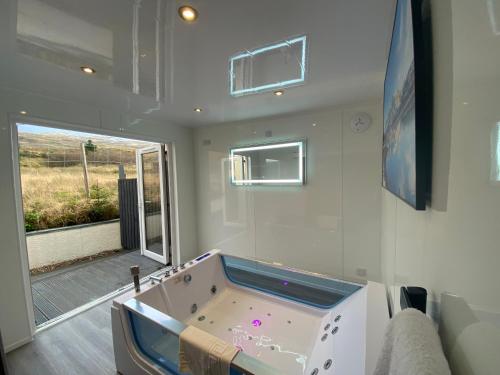 una grande stanza con un tavolo da biliardo di Highland Stays - Ben View Room & Jacuzzi Bath a Fort William