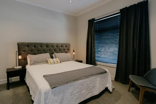 um quarto com uma cama grande e uma janela em Cardrona Valley Escape - Cardrona Holiday Home em Cardrona