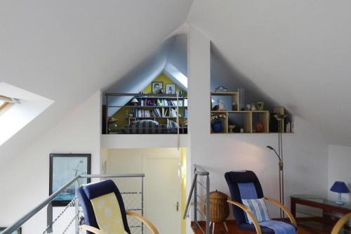 un salon avec deux chaises et une table dans l'établissement Holiday Home near Mont St Michel Beach, à Coudeville-sur-Mer