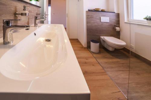 bagno con lavandino e servizi igienici di Holiday home Partwitz, Elsterheide a Elsterheide