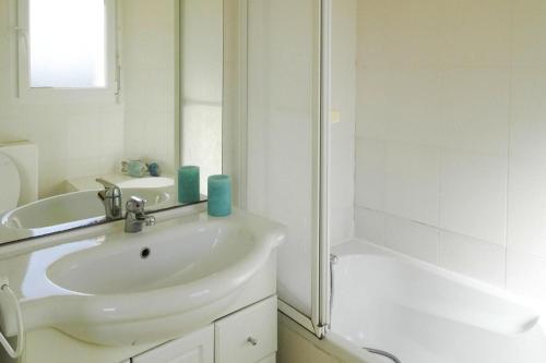 une salle de bain blanche avec un lavabo et une douche dans l'établissement Holiday Home in Normandy near Sandy Beach, à Saint-Germain-sur-Ay