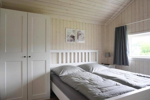 Giường trong phòng chung tại Ferienhaus Nordlys mit Sauna am Dümmer See, Dümmer