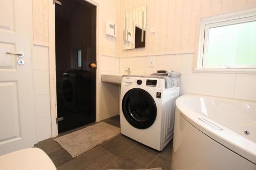 a washing machine in a bathroom next to a sink at Ferienhaus Larsson mit Sauna am Dümmer See, Dümmer in Dümmer