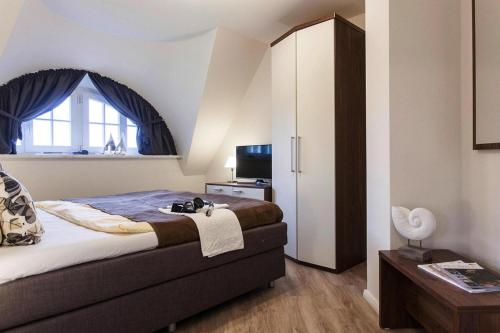 a bedroom with a large bed and a window at Holiday house, Fuhlendorf in Fuhlendorf