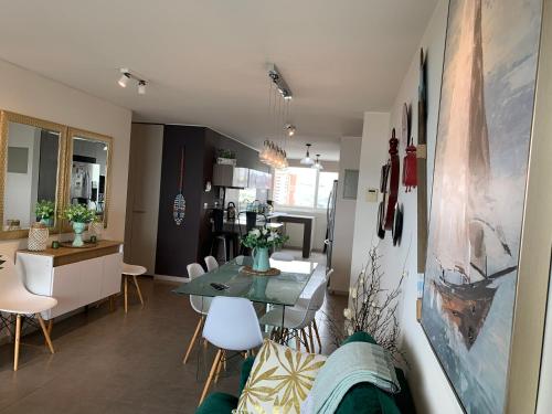 Un comedor y una cocina con mesa y sillas. en Tantum Concon Apartment, en Concón