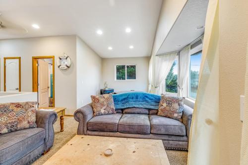 a living room with a couch and a table at Harvey's Nedonna Nest in Rockaway Beach