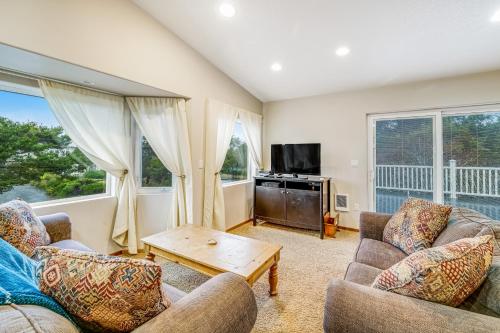 a living room with two couches and a coffee table at Harvey's Nedonna Nest in Rockaway Beach