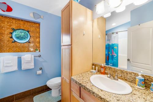 een badkamer met een wastafel en een toilet bij Harvey's Nedonna Nest in Rockaway Beach