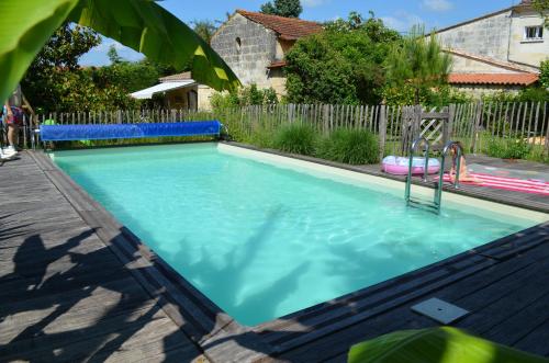 - une piscine avec une aire de jeux dans l'arrière-cour dans l'établissement Le Jardin Secret, à Gauriac