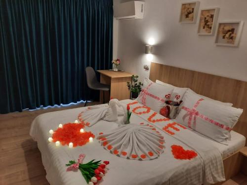 a hotel room with a bed with flowers on it at Hotel Dunavis in Orşova