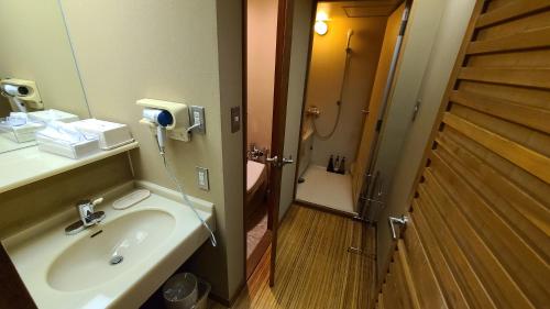 a bathroom with a sink and a shower at Matsunoi in Minakami