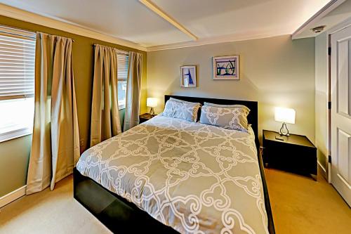 Un dormitorio con una cama grande y una ventana en Hiawassee W203, en Asheville
