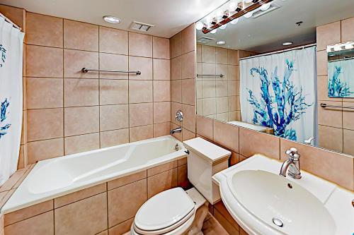 uma casa de banho com um WC, uma banheira e um lavatório. em Hiawassee W203 em Asheville
