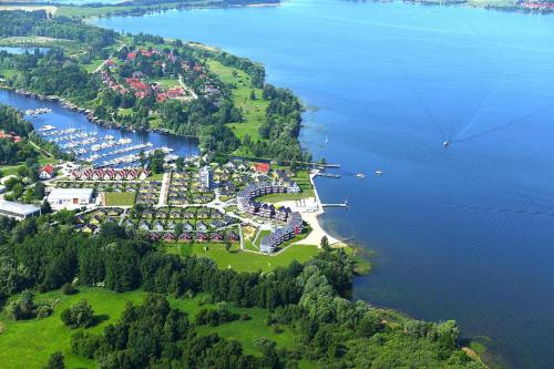 una vista aérea de un complejo en una isla en el agua en Holiday Park M ritz Rechlin Nord en Rechlin