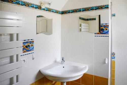 Bilik mandi di Holiday Home St- Gildas-de-Rhuys - BRE04131-F