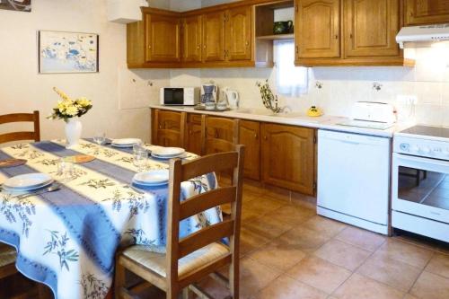 une cuisine avec une table avec un chiffon bleu et blanc dans l'établissement Semi-detached house, Beaucaire, à Beaucaire