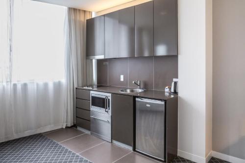 Кухня или мини-кухня в Holiday Inn & Suites Sydney Bondi Junction by IHG
