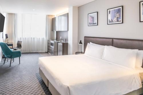 Кровать или кровати в номере Holiday Inn & Suites Sydney Bondi Junction by IHG