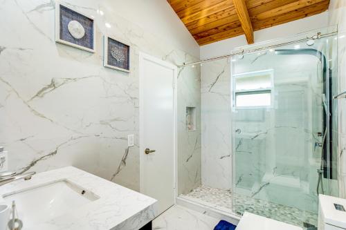 a bathroom with a shower and a sink at Tradewinds Treat in Big Pine Key