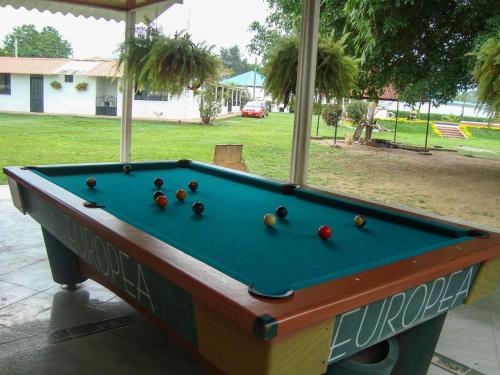 uma mesa de bilhar com bolas em cima em Finca Turística Villa Natasha - Casa Campestre y Cabañas Villavicencio em Villavicencio