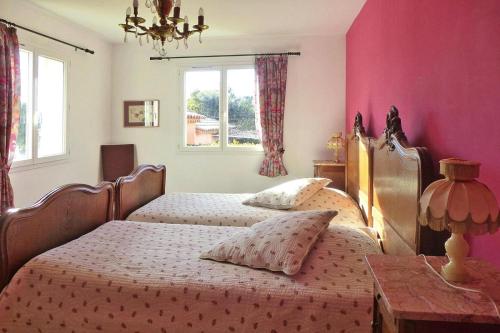 two beds in a bedroom with pink walls at Premium villa with garden and private pool, Lambesc in Lambesc