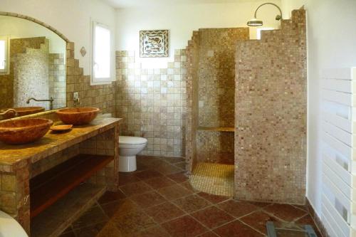 une salle de bain avec deux lavabos et une douche dans l'établissement Premium villa with garden and pool, Lambesc, à Lambesc