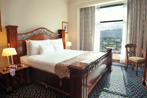 Postel nebo postele na pokoji v ubytování Waterfront Cebu City Hotel & Casino
