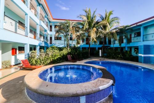 una piscina al centro di un edificio di Marina Loft 221 a Coco