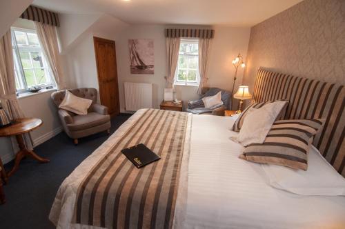 Un pat sau paturi într-o cameră la Ellerby Country Inn
