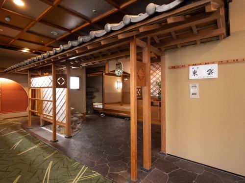 a room with wooden beams on the wall at Matsunoi in Minakami