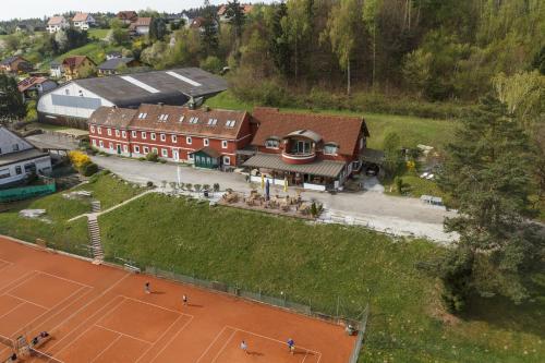 Een luchtfoto van Hotel & Tennis Riederhof