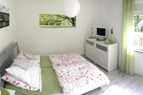 een slaapkamer met een bed en een bureau met een computer bij Apartment, Tambach-Dietharz in Tambach-Dietharz