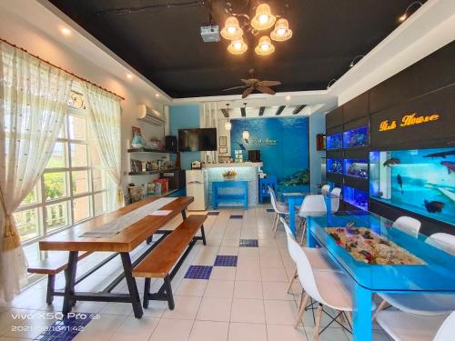 Una cocina o cocineta en Fish House 宜蘭獨棟別墅 戲水池 生態DIY 安農溪自行車