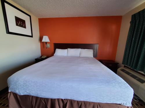 Ένα ή περισσότερα κρεβάτια σε δωμάτιο στο Relax Inn Henryetta