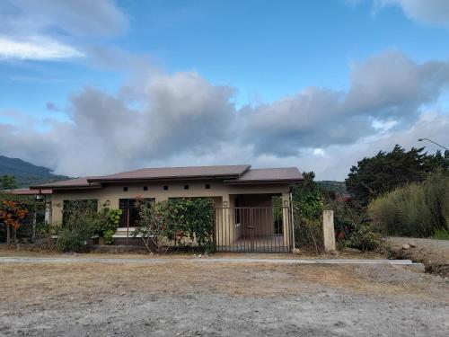 a small house with a fence in front of it at Tu casa Menus de Boquete te espera in Alto Boquete